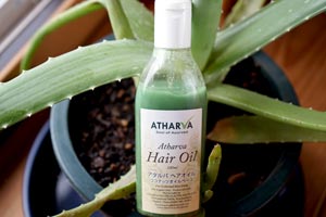 薄緑色に凝固するアタルバヘアオイル