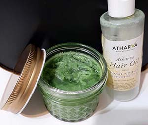 薄緑色に凝固するアタルバヘアオイル