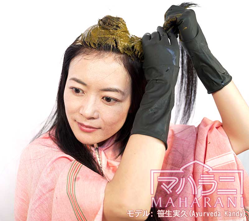 ヘナする女性